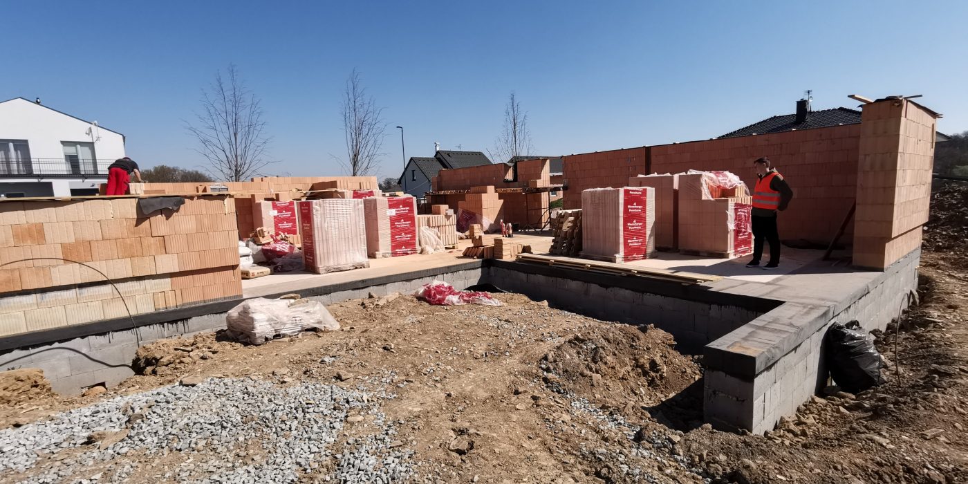 Fotografie ze zdění sedmé vrstvy cihel | Vzorový e4 dům | Wienerberger