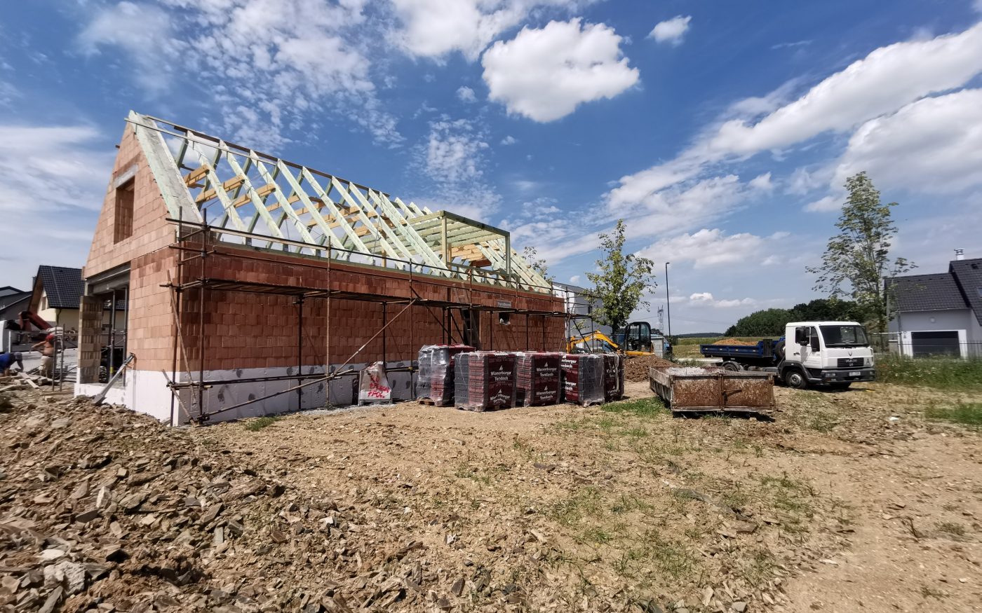 Fotografie z dokončení krovu, štíty a věnec ve štítech | Vzorový e4 dům | Wienerberger