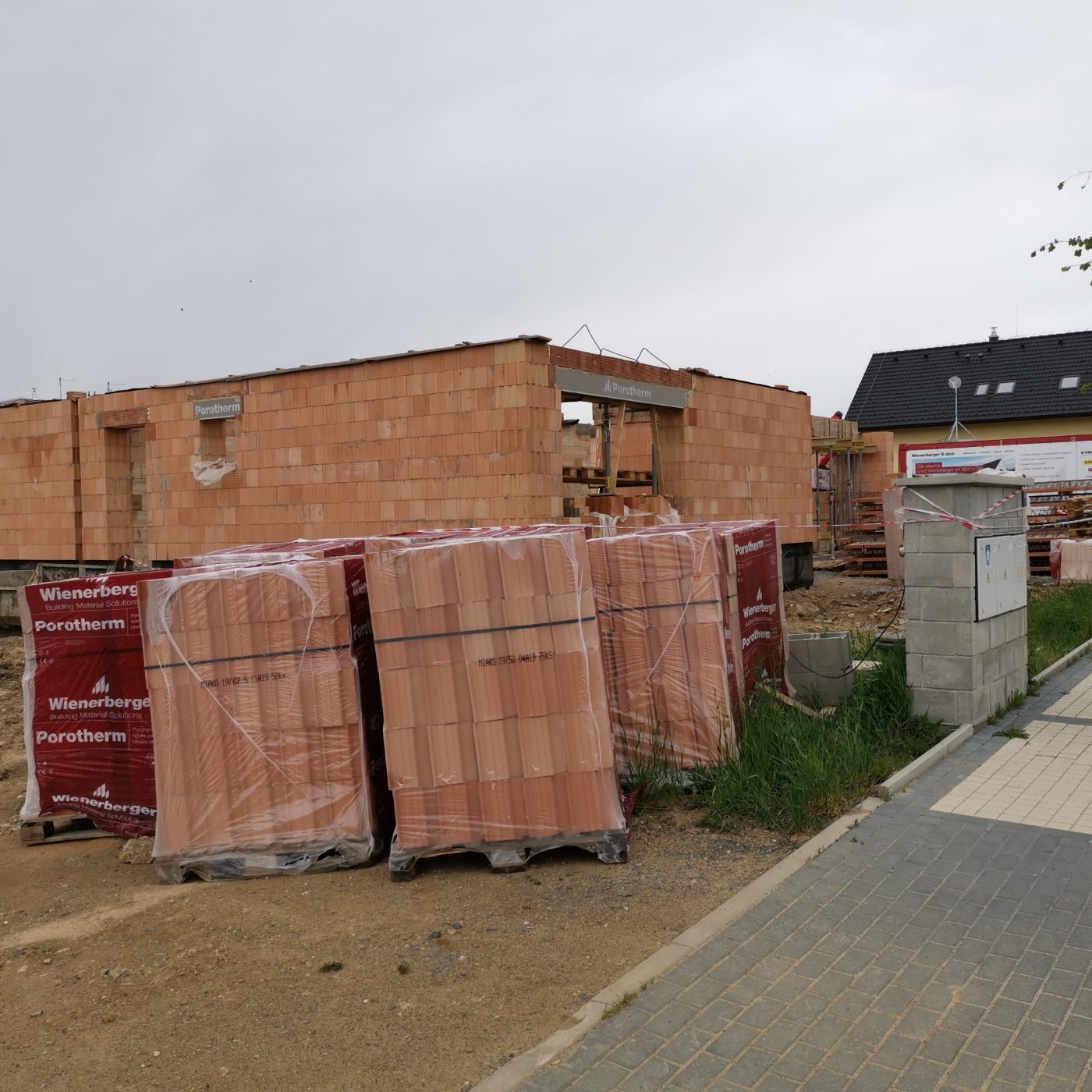 Fotografie z šalování překladů a izolování soklu | Vzorový e4 dům | Wienerberger