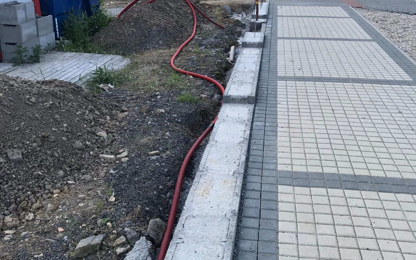 Fotografie - základ venkovního oplocení | Vzorový e4 dům | Wienerberger