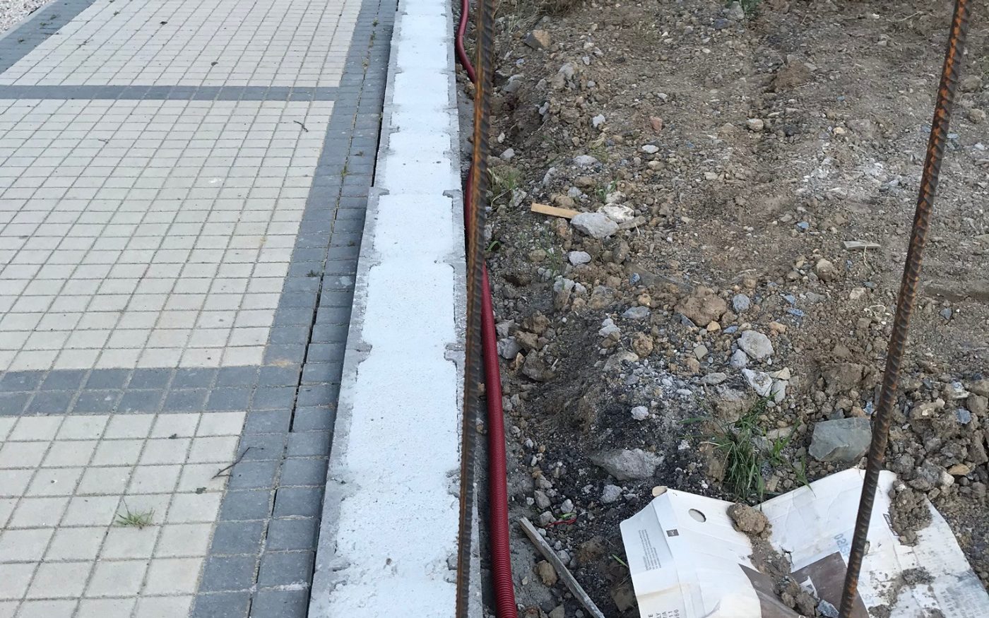 Fotografie - základ venkovního oplocení | Vzorový e4 dům | Wienerberger