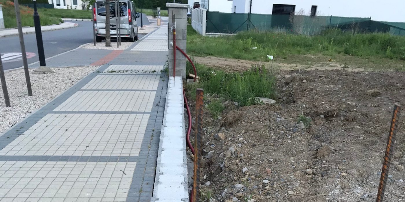 Fotografie - základ venkovního oplocení | Vzorový e4 dům | Wienerberger