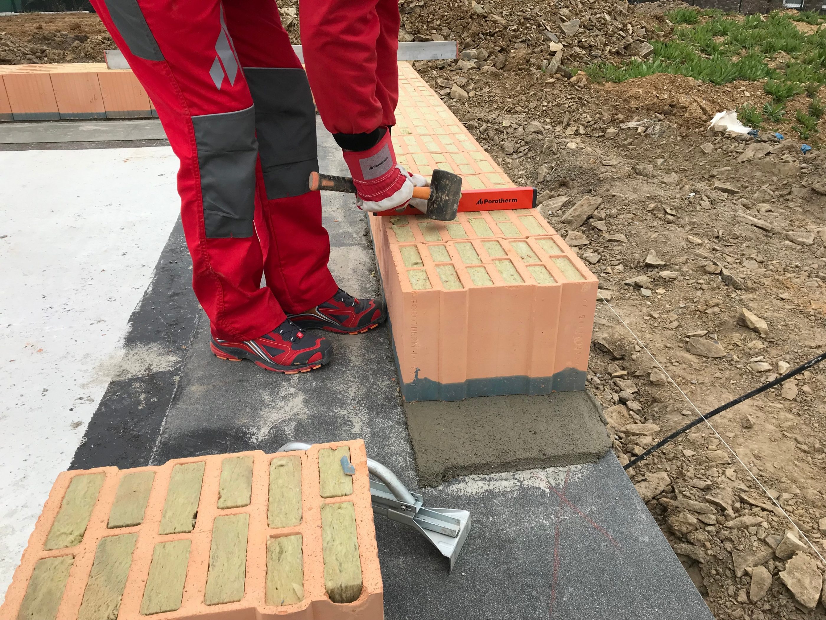 Založení první řady cihel - vzorový e4 dům