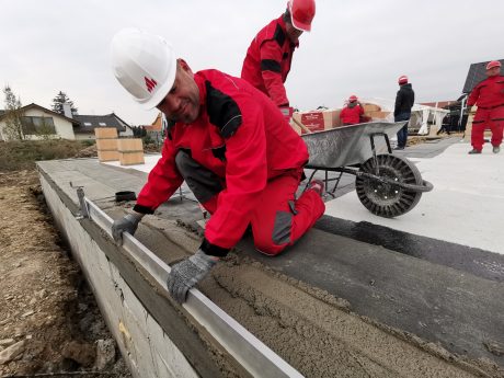 Zakládání zdiva - položení první vrstvy - založení zdiva | Vzorový e4 dům | Wienerberger