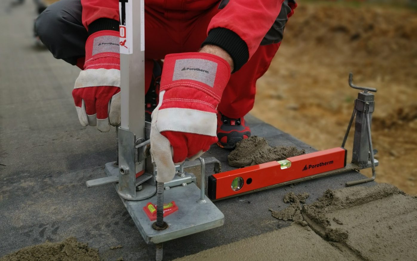 Zakládání zdiva - položení první vrstvy - založení zdiva | Vzorový e4 dům | Wienerberger