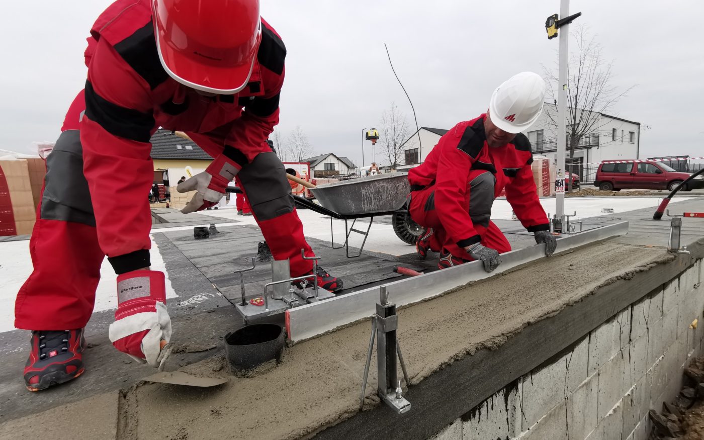 Zakládání zdiva - položení první vrstvy - založení zdiva | Vzorový e4 dům | Wienerberger