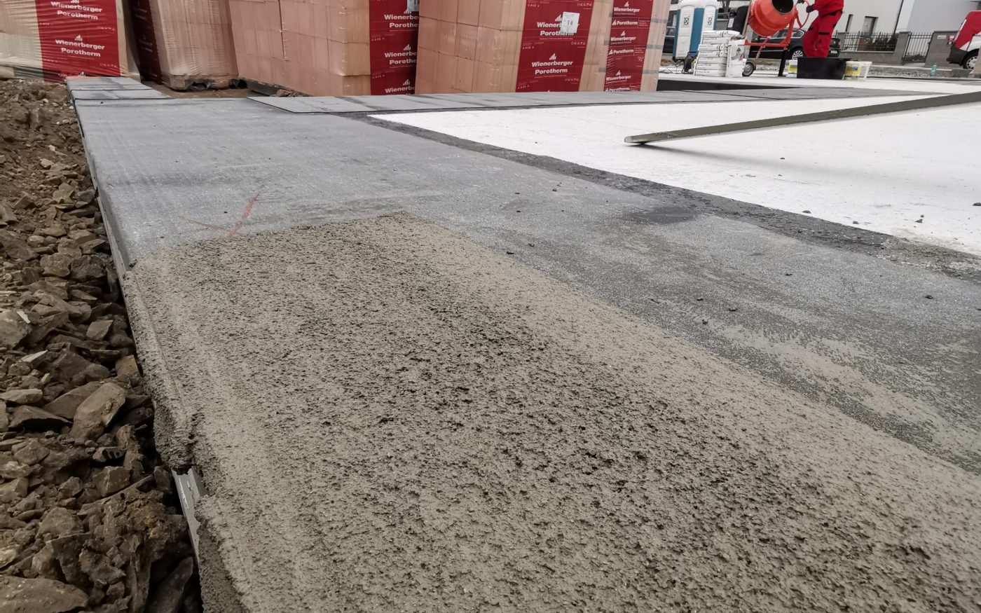 Zakládání zdiva - položení první vrstvy - založení zdiva | Vzorový e4 dům | Wienerberger