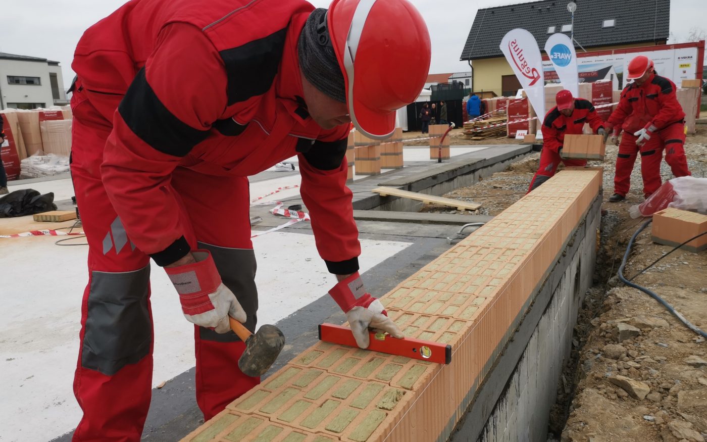 Zakládání zdiva - položení první vrstvy - založení zdiva | Vzorový e4 dům | Wienerberger