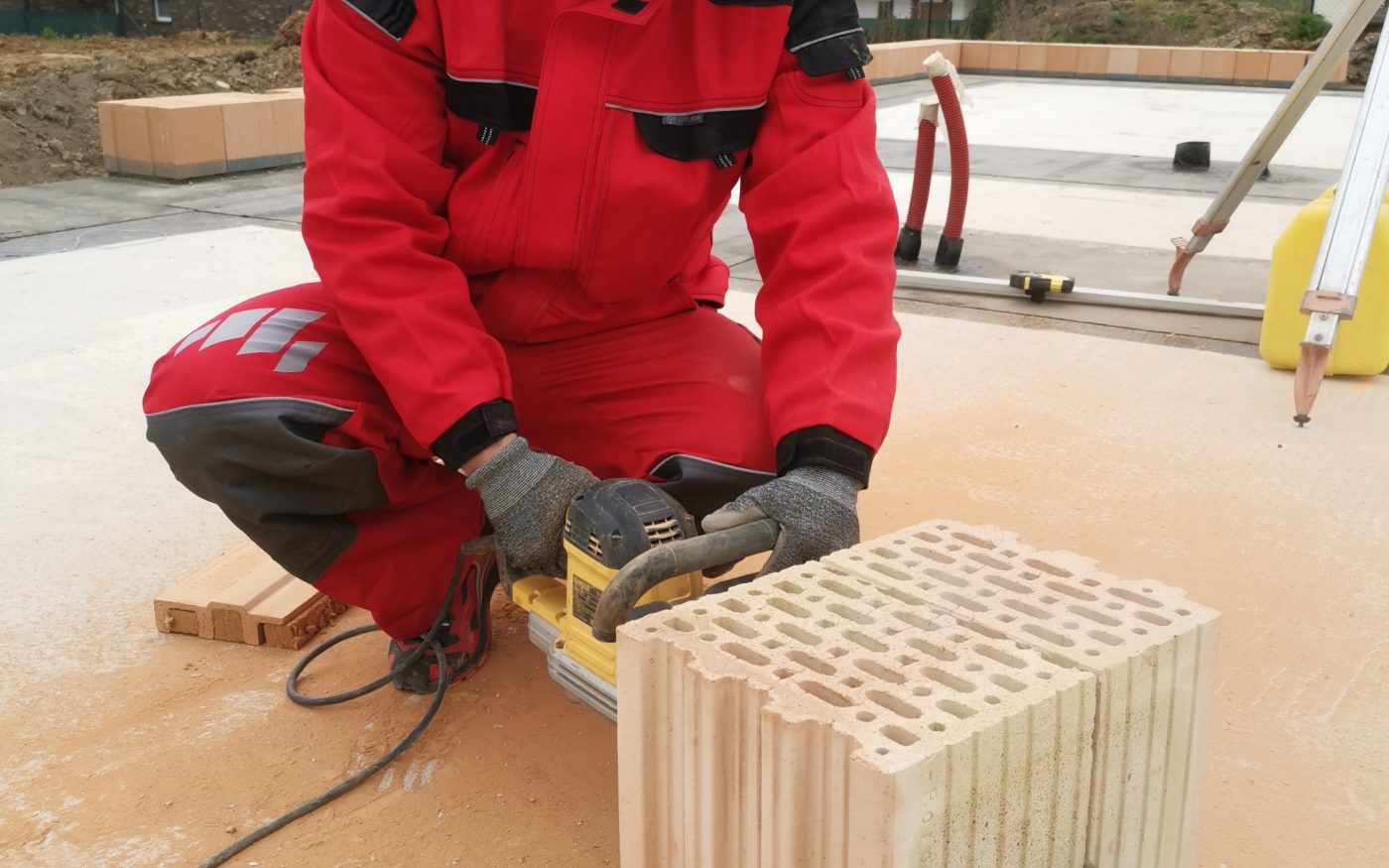 Zakládání zdiva - položení první vrstvy - založení zdiva | Vzorový e4 dům | Wienerberger