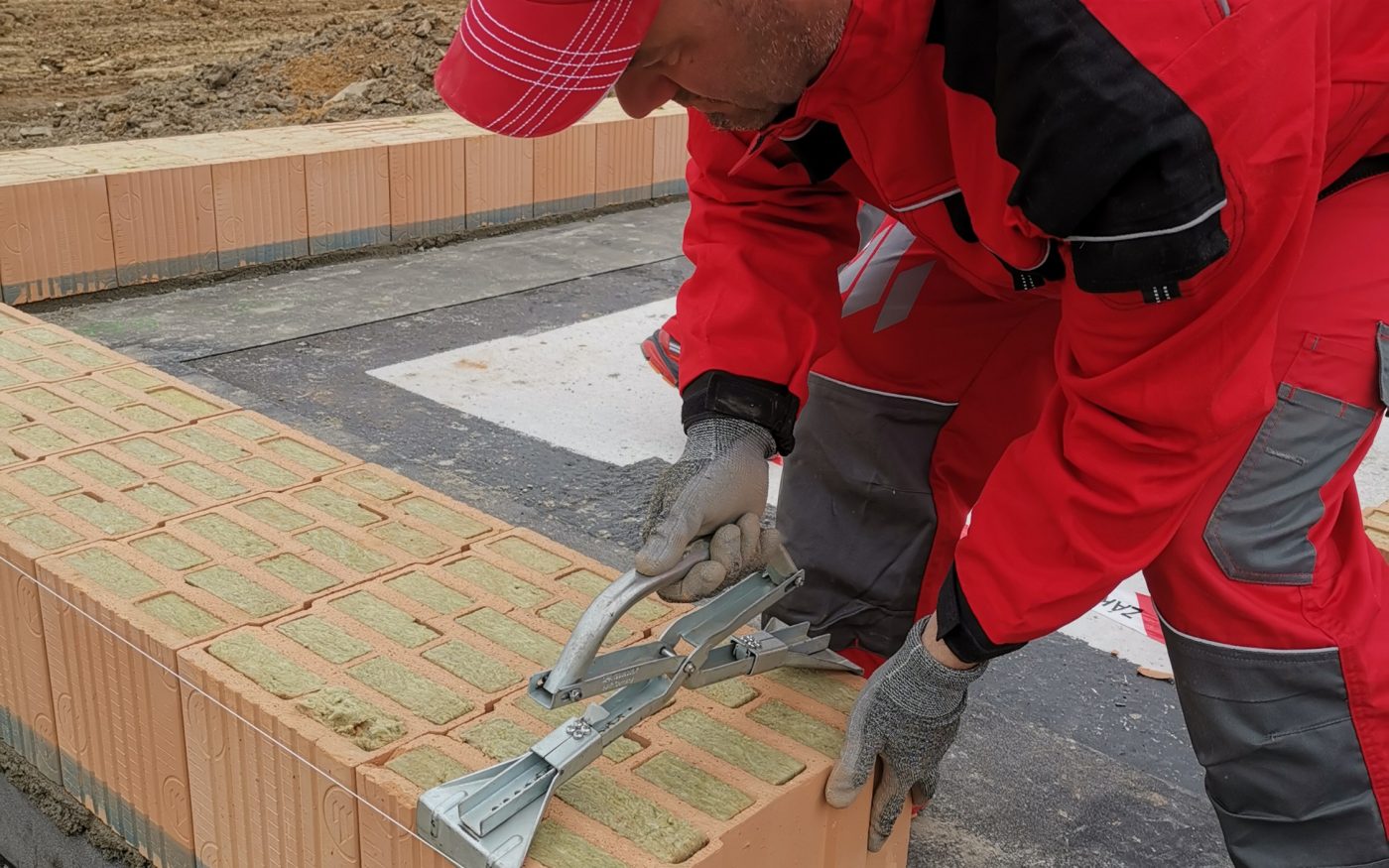 Zakládání zdiva - položení první vrstvy - založení zdiva | Vzorový e4 dům | Wienerberger