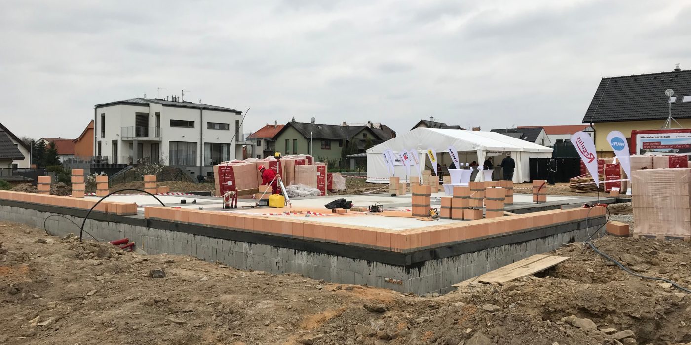 Založení první řady cihel - vzorový e4 dům