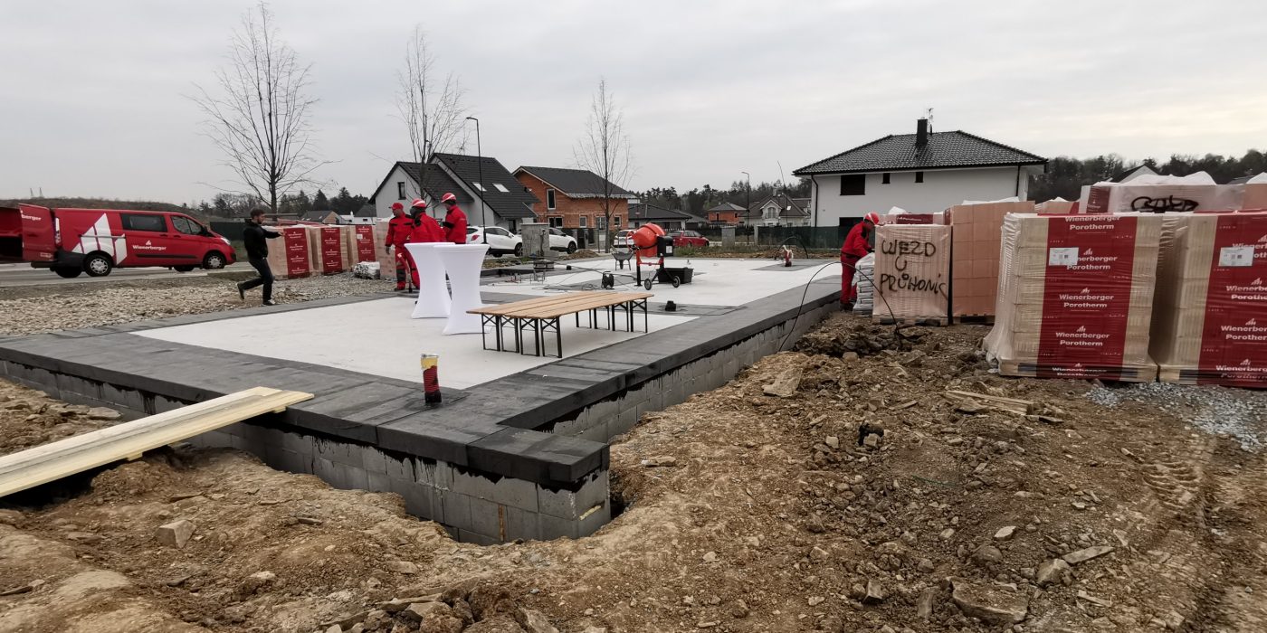 Zakládání zdiva - položení první vrstvy - založení zdiva | Vzorový e4 dům | Wienerberger