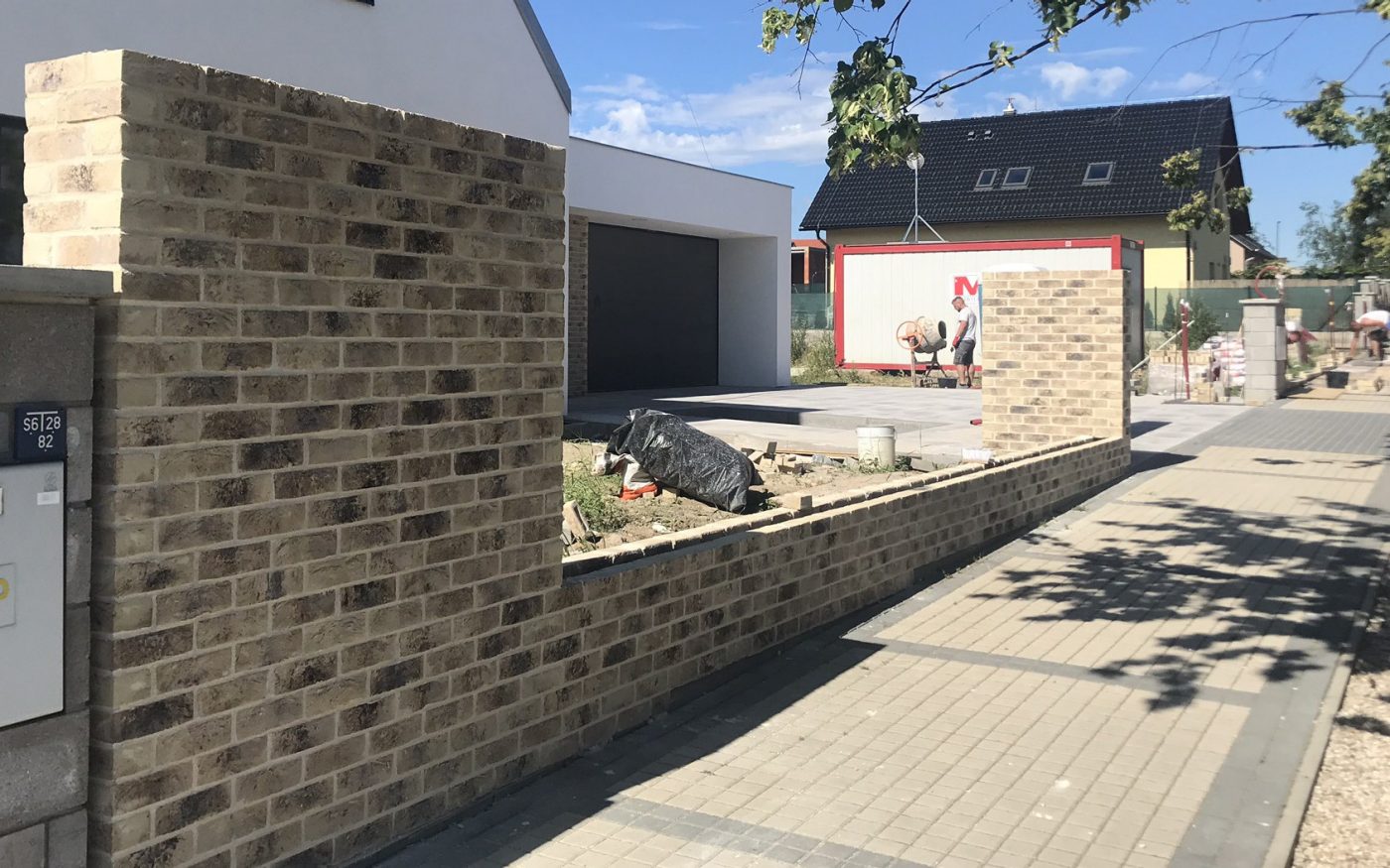 Fotografie - zděný plot z pálených cihel Terca ABOTE | Wienerberger