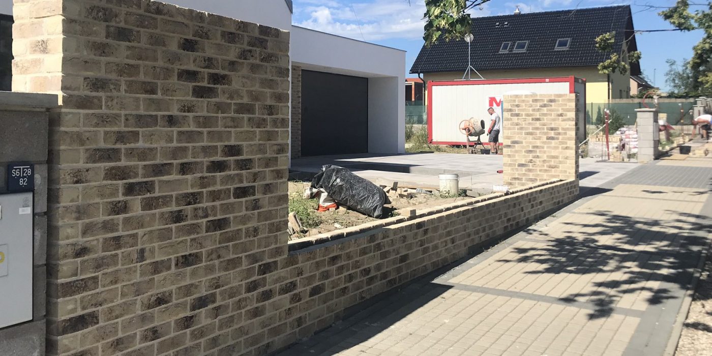 Fotografie - zděný plot z pálených cihel Terca ABOTE | Wienerberger