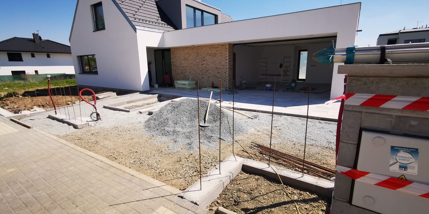 Fotografie z pokládky venkovní dlažby před garáží | Vzorový e4 dům | Wienerberger