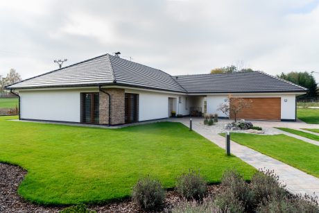 Reference rodinný dům Vroutek 2018 - střešní krytina Tondach Figaro 11 engoba černá & Zdivo Porotherm 38 Profi a Porotherm 25 AKU Z | Wienerberger